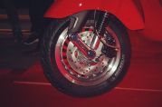 Vespa-946-RED-detail-brakes